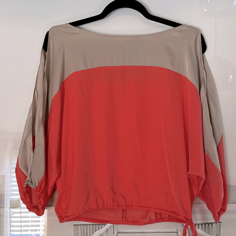 BCBGMAXAZRIA BLOUSE WITH CUT OUT SHOULDER SLEEVES